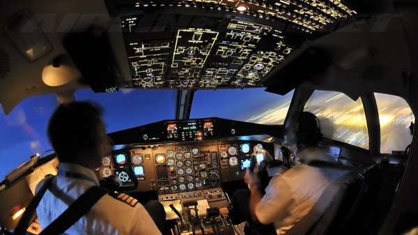 Imagen de la cabina de uno de los aviones de Binter en pleno vuelo (Foto TA)