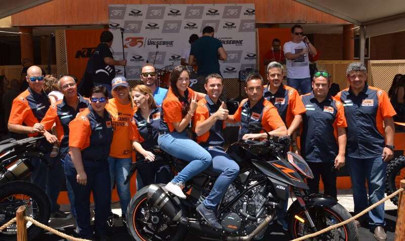 Grupo de jóvenes que participaron en el homenaje (Foto TA)