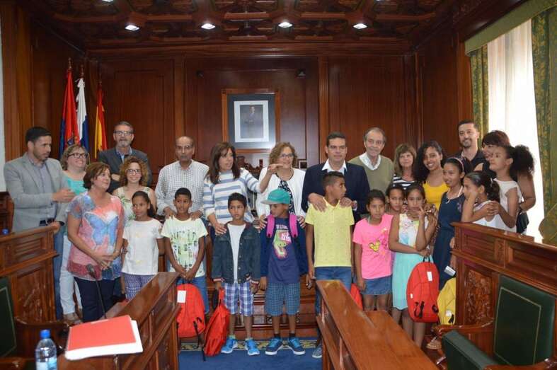Archivo. Imagen de la recepción del Ayuntamiento en 2016 a los niños acogidos en familias de Telde (Foto TA)