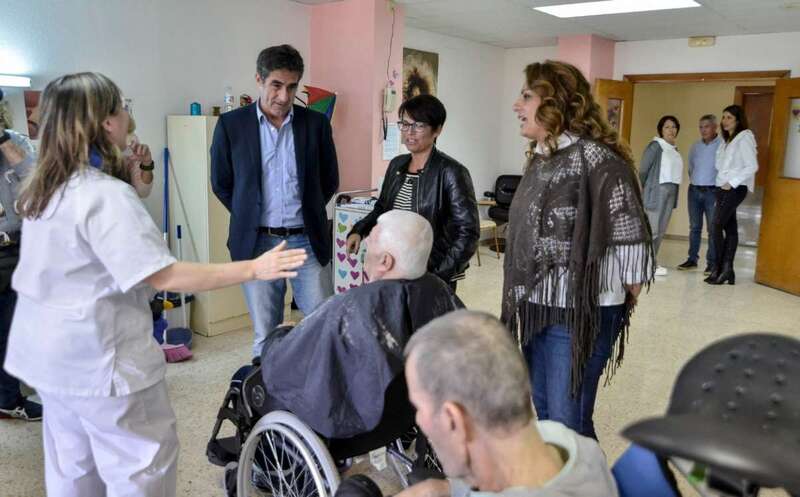 La consejera Elena Máñez, en el centro, en una visita reciente a la Residencia de Taliarte (Foto TA)