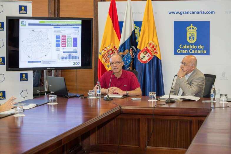 El autor del estudio, Roque Calero (i), junto al presidente Antonio Morales (d) (Foto TA)