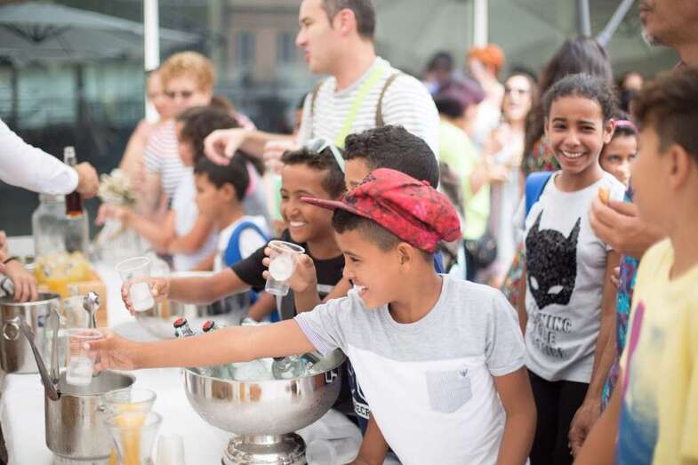 Los menores pasaron este jueves por la sede del Cabildo de Gran Canaria (Foto TA)