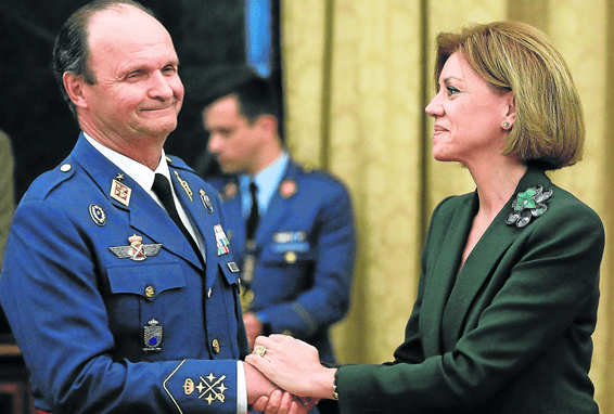 La ministra De Cospedal estrecha la mano del general Javier Salto, actual JEMA y durante años jefe del MACAN (Foto Canarias 7)