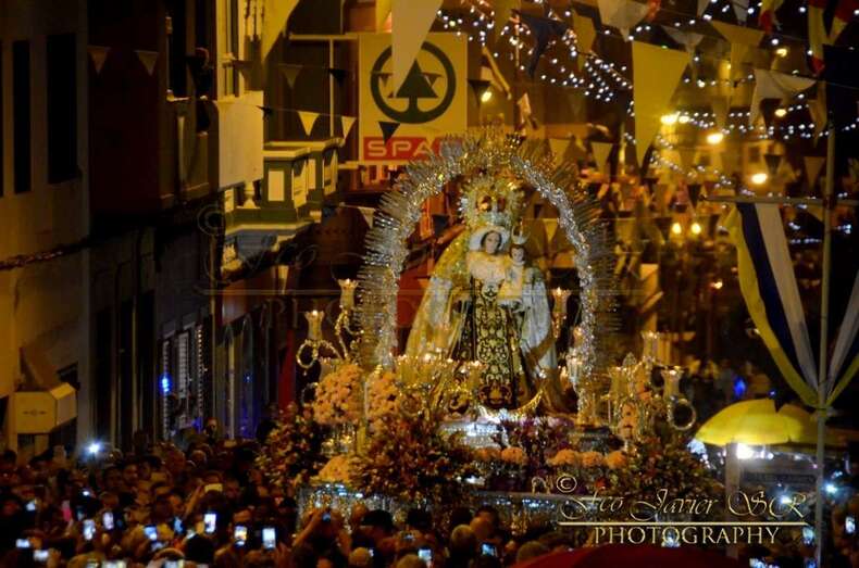 Momento de la procesión de anoche en La Isleta (Foto TA)