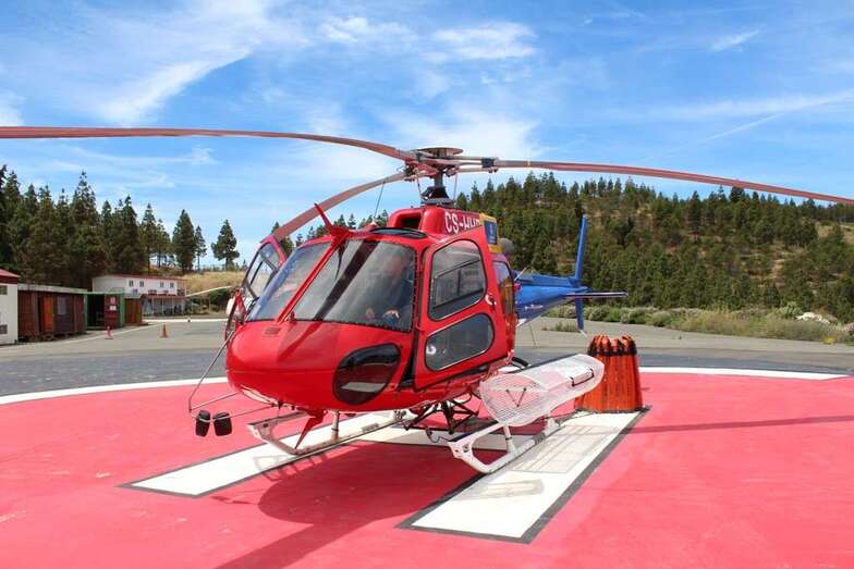 Helicóptero usado por el Cabildo para sofocar los incendios forestales en la Isla (Foto TA)