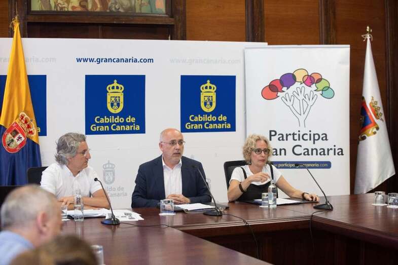El presidente Antonio Morales (c) y la consejera María Nebot (d), durante la presentación del borrador (Foto TA)