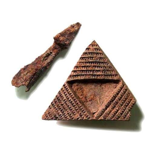 Imagen de la punta de ballesta y la pintadera halladas en La Fortaleza (Foto TA)