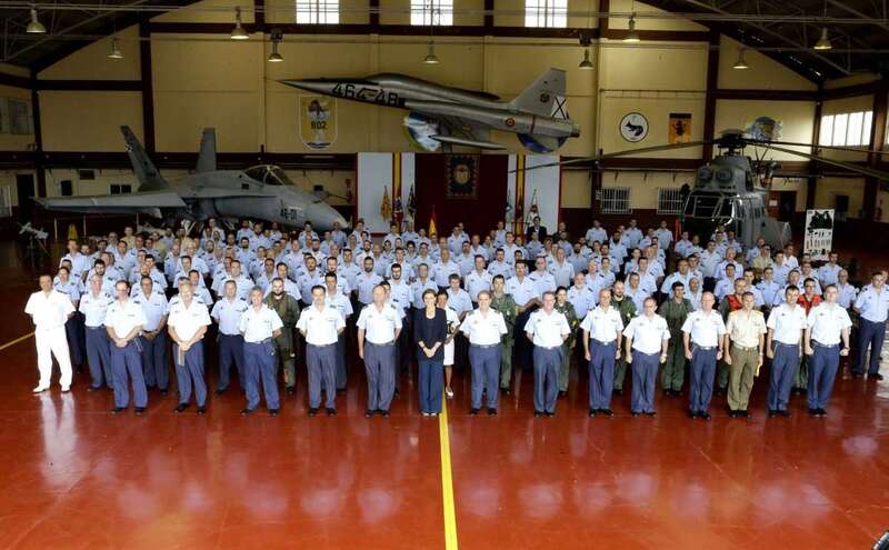 María Dolores de Cospedal, junto a la plantilla de Gando (Foto TA)