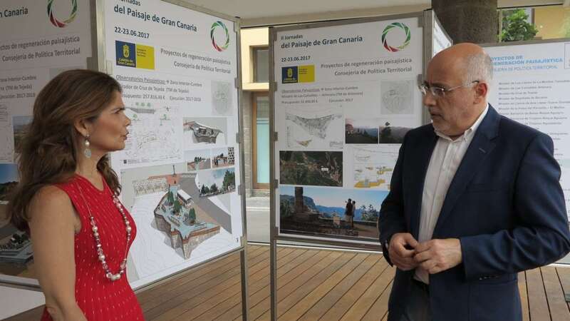 La consejera Inés Miranda y el presidente Antonio Morales, visitando la exposición (Foto TA)