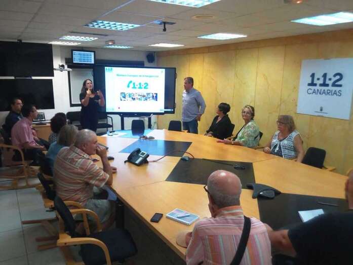 Visita de personas sordas al 112 de Canarias (Foto TA)