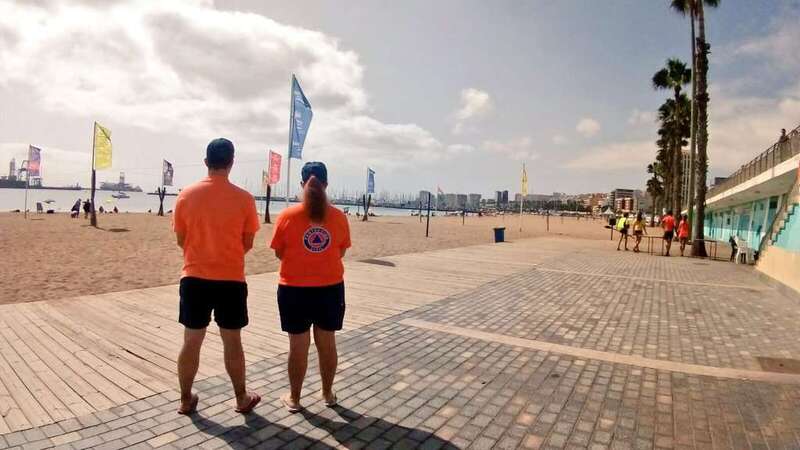 Imagen de archivo de dos miembros de Protección Civil en las Alcaravaneras (Foto TA) 