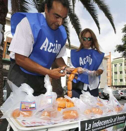 Imagen de la protesta de Acaip ante la Delegación del Gobierno en Canarias (Foto Efe / Elvira Urquijo)