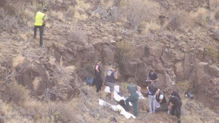 Los investigadores, en el lugar del hallazgo (Foto Borja Suárez / Canarias 7)