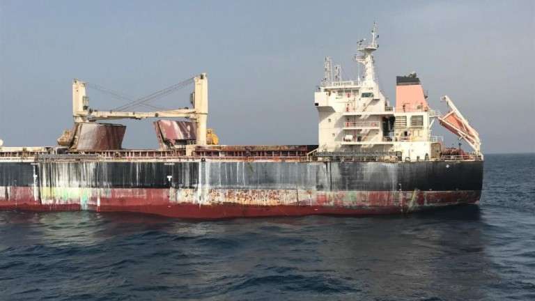 Imagen del buque carguero incendiado (Foto TA)