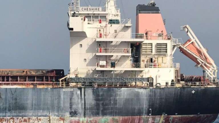 Imagen del MV Cheshire tras el incendio (Foto TA)