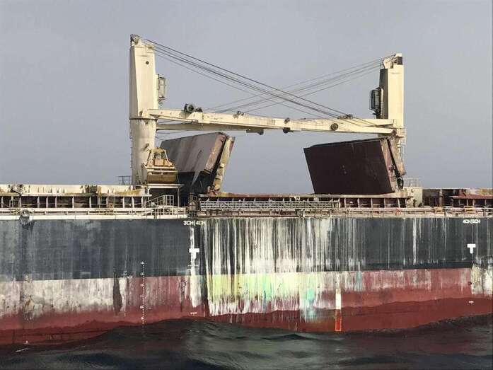 Tres técnicos evalúan el estado del MV Cheshire (Foto TA)