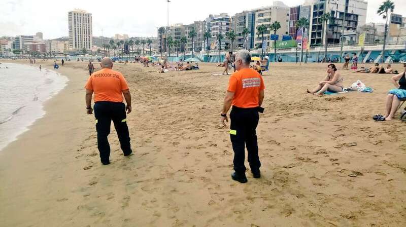 Efectivos de Protección Civil informado este miércoles del cierre de la playa a los bañistas (Foto TA)
