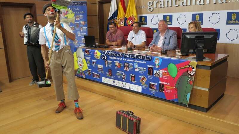 Dos payasos durante la presentación pública del festival (Foto TA)