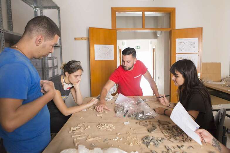 Los estudiantes analizan el material hallado (Foto TA)