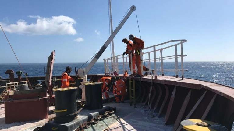Los técnicos ya han conseguido acceder al buque para evaluar los daños (Foto TA)