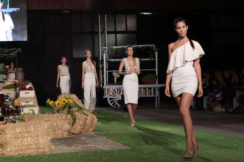 Momento de la pasareala de moda del pasado sábado en San Mateo (Foto J. M. García)