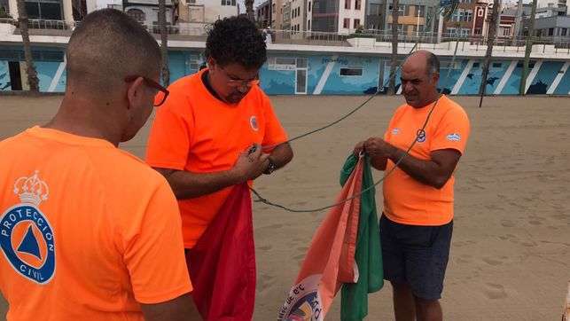 Operarios del Ayuntamiento izan la bandera verde en Las Alcaravaneras (Foto Efe)