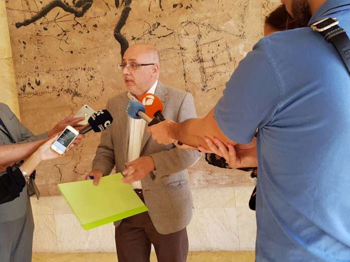 Antonio Morales, presidente del Cabildo de Gran Canaria, anunciando la decisión a los medios de comunicación (Foto TA)