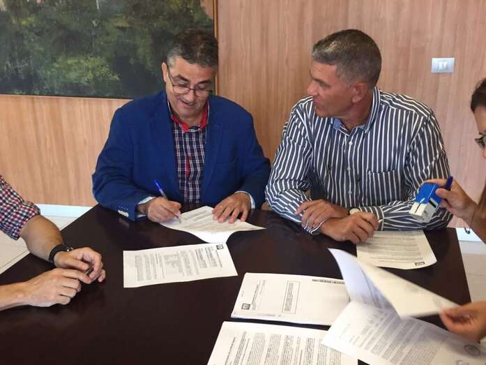 La firma del contrato tuvo lugar este viernes (Foto TA)