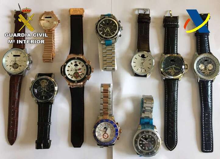 Parte de los relojes intervenidos en el paquete postal (Foto TA)