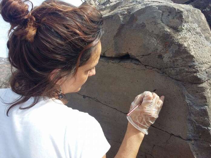 Una teÌcnico restaurando la piedra afectada (Foto TA)