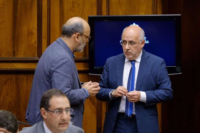 Antonio Morales (d), en una imagen de archivo conversando con el entonces consejero Juan Manuel Brito (i) junto a Felipe Afonso (Foto TA)