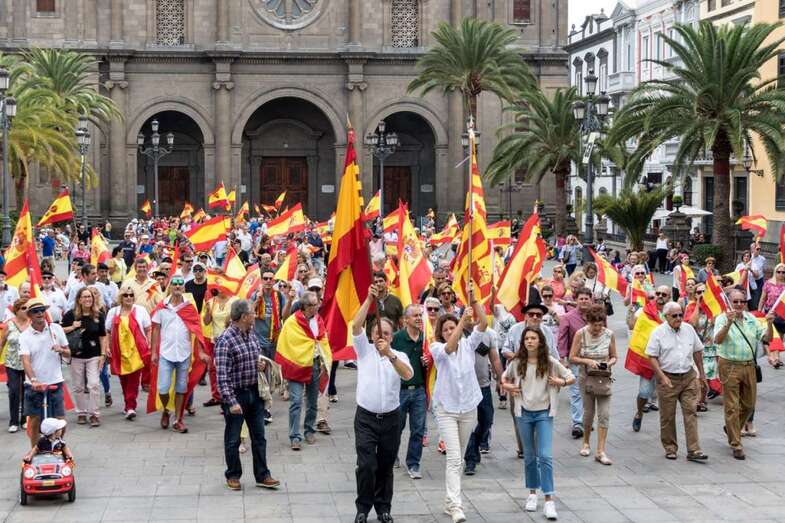 Participantes en la manifestación, en la plaza de Santa Ana (Foto TA)