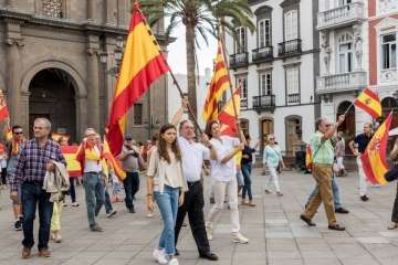 Banderas españolas y catalanas ondean en la capital ante el desafío del 1-O (Foto TA)