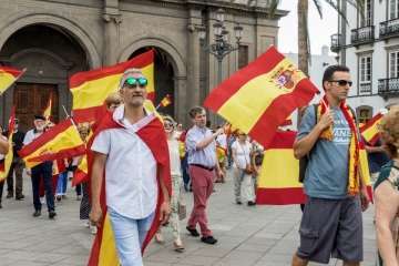 Banderas españolas y catalanas ondean en la capital ante el desafío del 1-O (Foto TA)