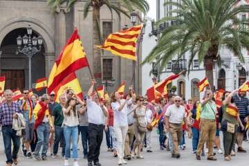 Banderas españolas y catalanas ondean en la capital ante el desafío del 1-O (Foto TA)