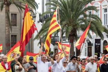 Banderas españolas y catalanas ondean en la capital ante el desafío del 1-O (Foto TA)