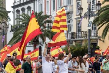 Banderas españolas y catalanas ondean en la capital ante el desafío del 1-O (Foto TA)
