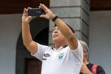 Banderas españolas y catalanas ondean en la capital ante el desafío del 1-O (Foto TA)