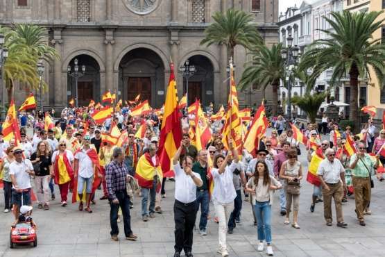 Banderas españolas y catalanas ondean en la capital ante el desafío del 1-O (Foto TA)