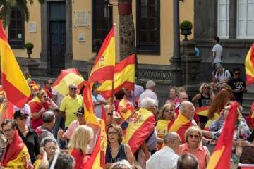 Banderas españolas y catalanas ondean en la capital ante el desafío del 1-O (Foto TA)
