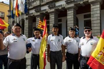 Banderas españolas y catalanas ondean en la capital ante el desafío del 1-O (Foto TA)