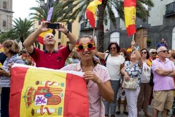Banderas españolas y catalanas ondean en la capital ante el desafío del 1-O (Foto TA)