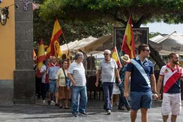 Banderas españolas y catalanas ondean en la capital ante el desafío del 1-O (Foto TA)
