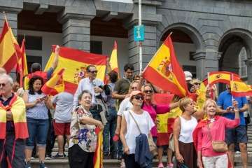 Banderas españolas y catalanas ondean en la capital ante el desafío del 1-O (Foto TA)