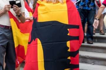 Banderas españolas y catalanas ondean en la capital ante el desafío del 1-O (Foto TA)