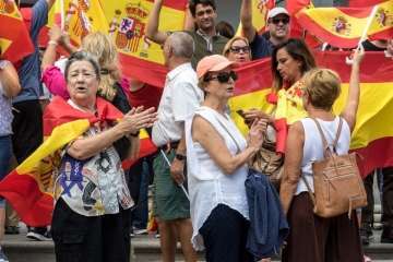 Banderas españolas y catalanas ondean en la capital ante el desafío del 1-O (Foto TA)