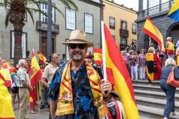 Banderas españolas y catalanas ondean en la capital ante el desafío del 1-O (Foto TA)