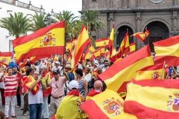 Banderas españolas y catalanas ondean en la capital ante el desafío del 1-O (Foto TA)