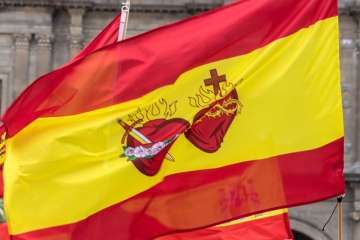 Banderas españolas y catalanas ondean en la capital ante el desafío del 1-O (Foto TA)