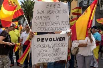 Banderas españolas y catalanas ondean en la capital ante el desafío del 1-O (Foto TA)